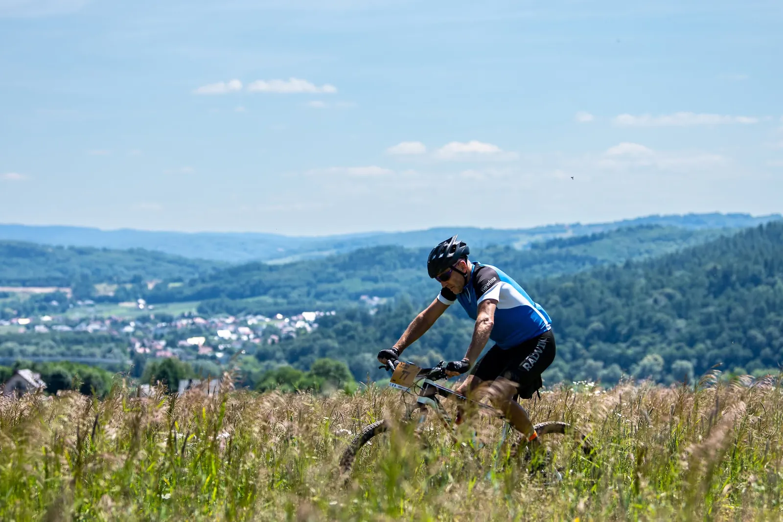 Kolarz MTB na tle panoramy okolic Czudca