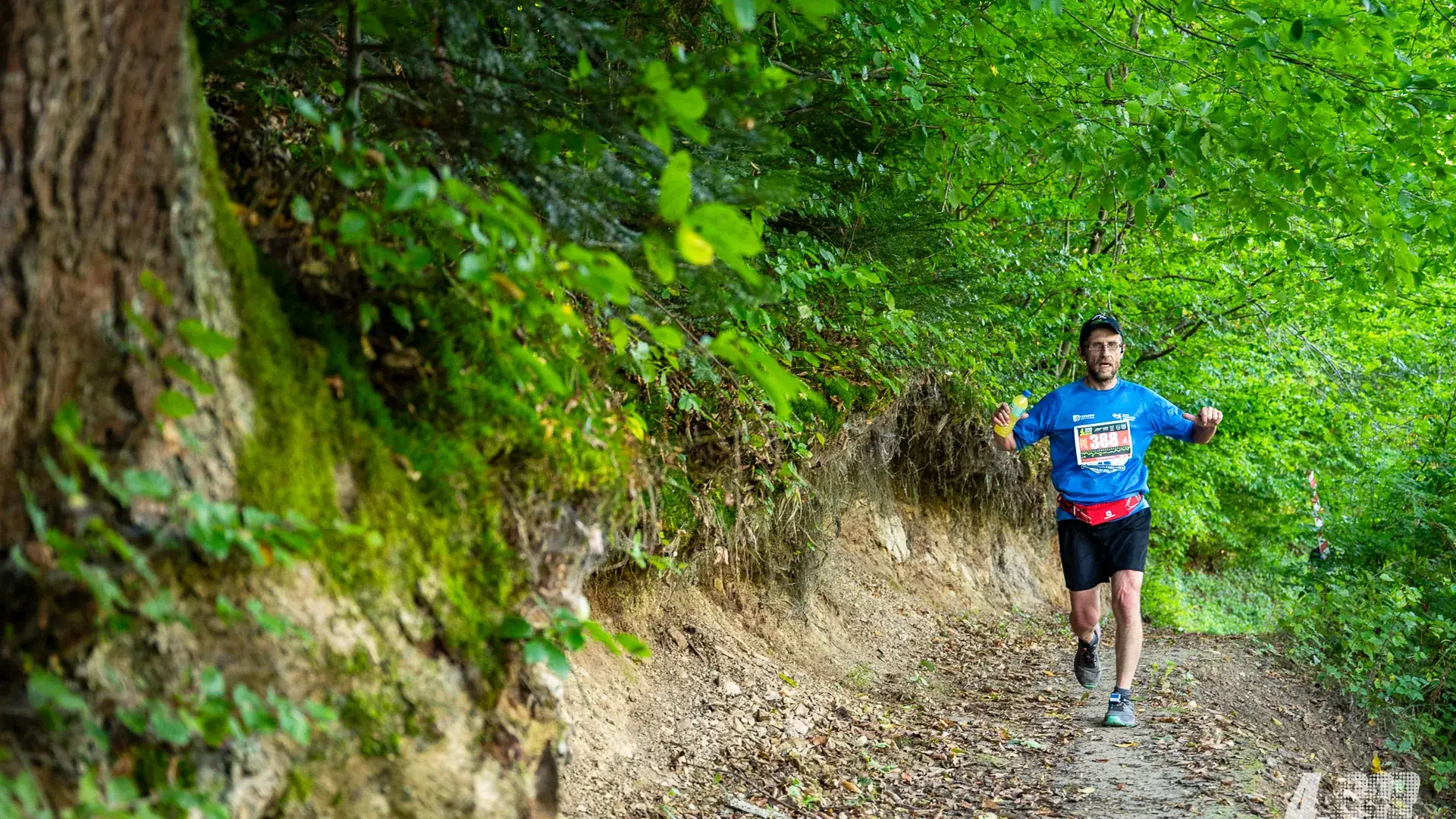 Biegacz na leśnym szlaku Czudec Cross Run