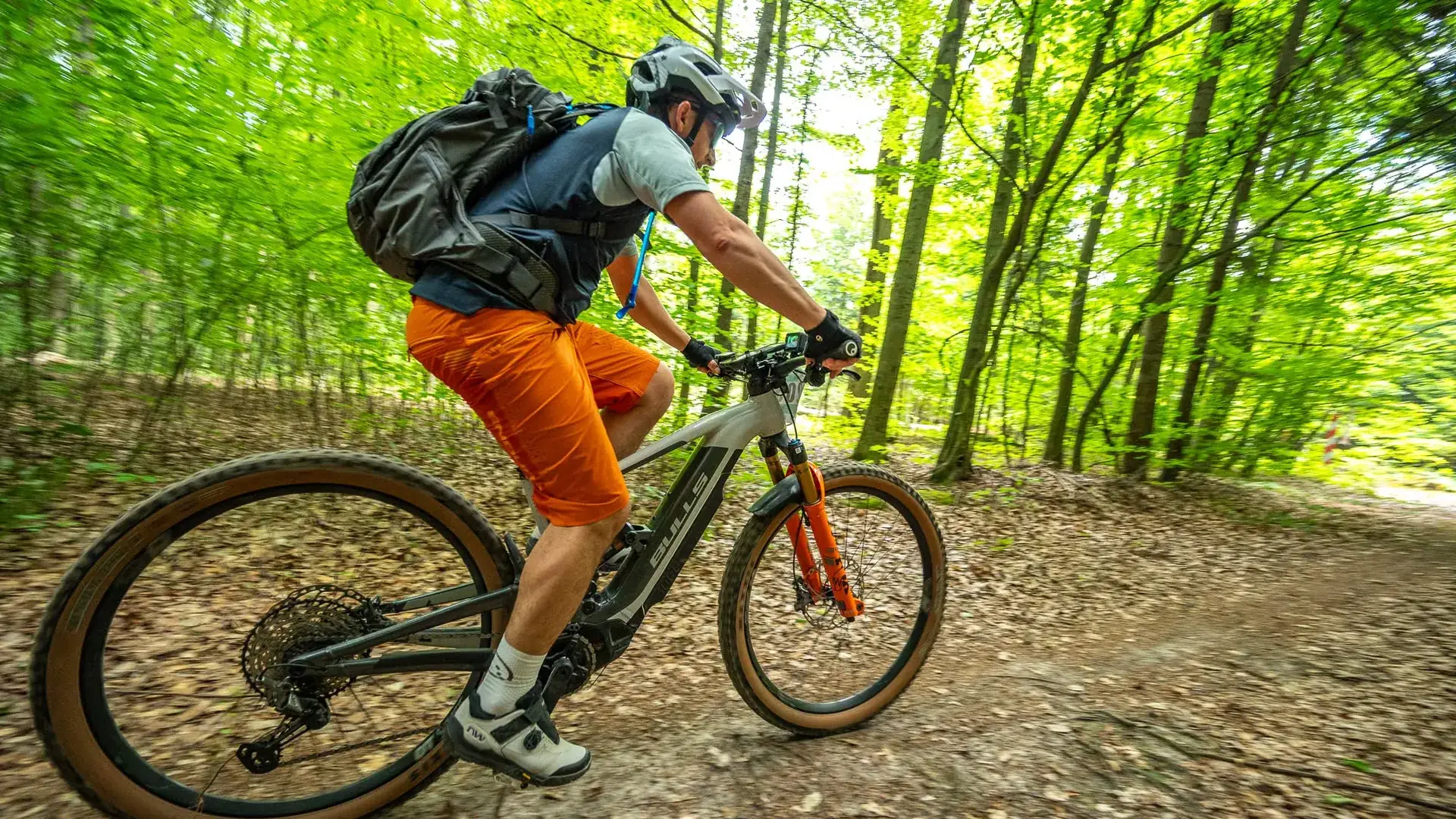 Kolarz MTB na leśnej ścieżce podczas Wyścigu MTB Czudec
